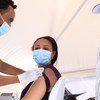Una doctora recibiendo la vacuna contra la COVID-19 en el hospital Eka Kotebe de Etiopía