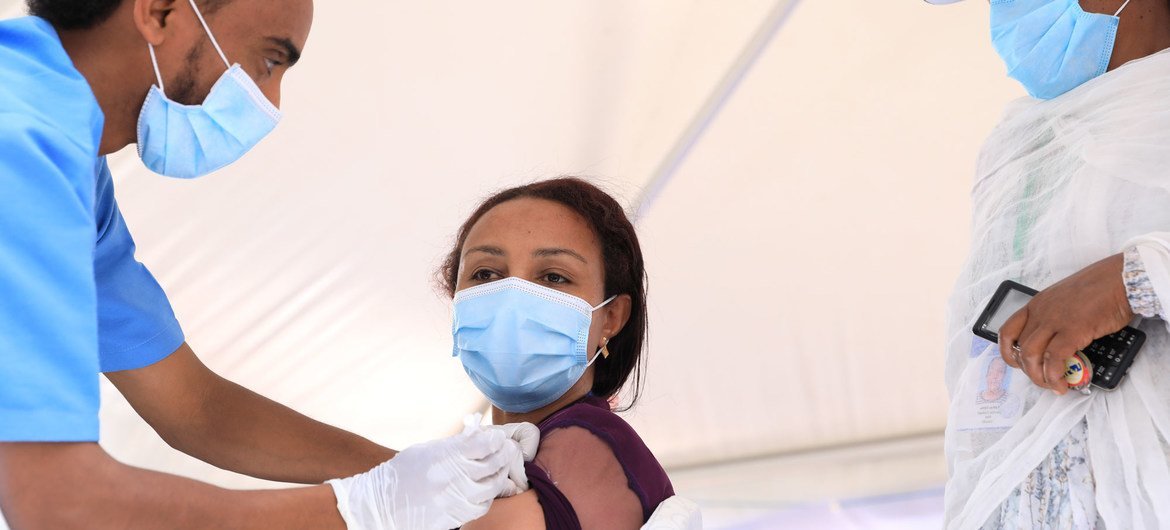 इथियोपिया के एक अस्पताल में एक डॉक्टर को टीका लगाया जा रहा है.