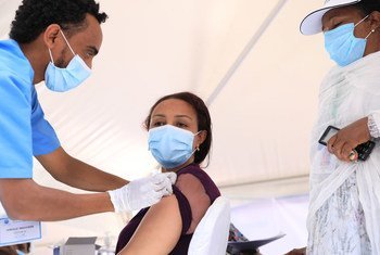 इथियोपिया के एक अस्पताल में एक डॉक्टर को टीका लगाया जा रहा है.