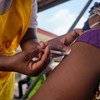 Une infirmière administre une dose de vaccin Covid-19 au Ghana. 