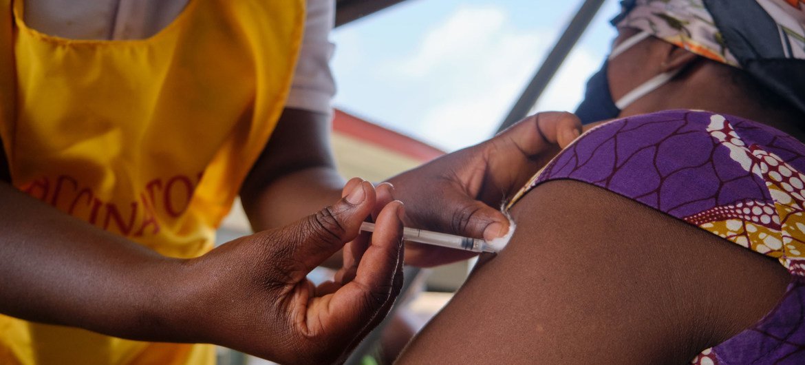 Une infirmière administre une dose de vaccin Covid-19 au Ghana. 