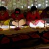 भारत में, ग्रामीण स्कूलों में बिजली नहीं होने के कारण, बच्चों की शिक्षा जारी रखने के लिये सोलर लैम्प मुहैया कराए जा रहे हैं.