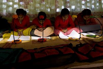 В Индии сельские школы, в которых нет электричества, снабжаются солнечными лампами.