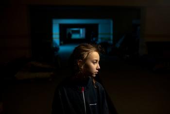 乌克兰冲突期间，一名9岁女孩站在哈尔科夫的地下停车场，她和父母在那里避难。