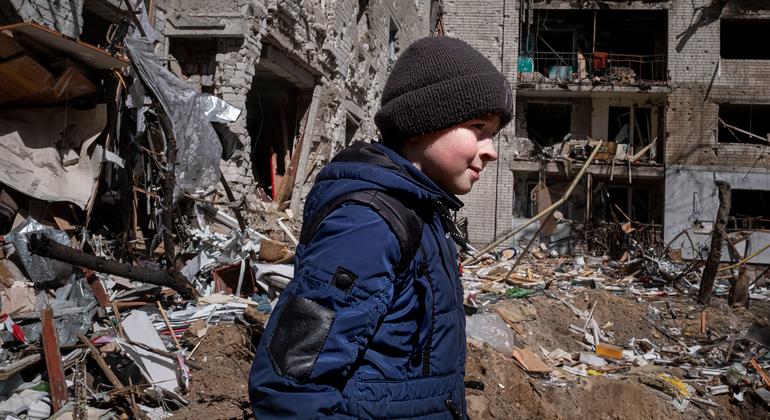 Десятилетний мальчик во дворе многоквартирного дома в центре Чернигова, разрушенного в результате авиаудара.