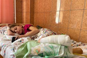 11-летняя девочка в больнице во Львове, потерявшая обе ноги в результате обстрела железнодорожной станции в Краматорске.   