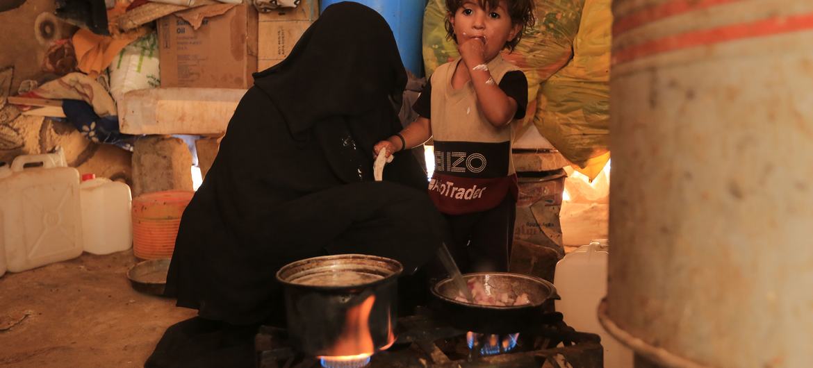 سيدة تطهو في اليمن.