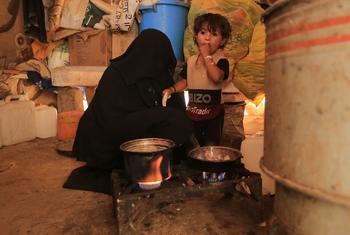 سيدة تطهو في اليمن.