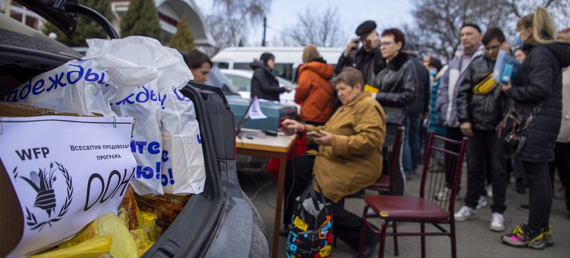 世界粮食计划署正在乌克兰境内和邻国为逃离冲突的人们提供粮食援助。