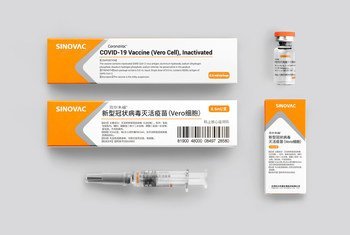 A vacina é produzida pela empresa farmacêutica Sinovac, com sede na China