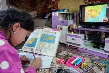 طلاب في منغوليا يعتادون على التعلم عن بُعد.