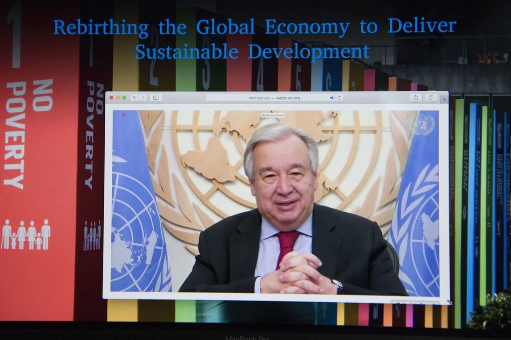 Le Secrétaire général de l'ONU António Guterres participe à une table ronde virtuelle sur la relance de l'économie pour promouvoir le développement durable.