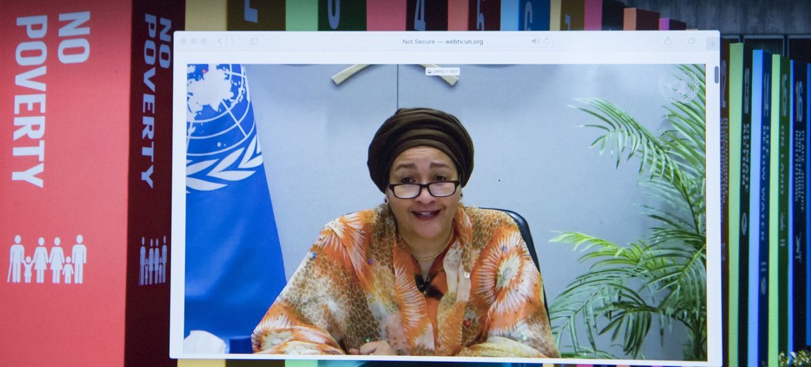 نائبة الأمين العام للأمم المتحدة أمينة محمد، تخاطب اجتماعا (مائدة مستديرة) يركز على التنمية المستدامة والاقتصاد العالمي.