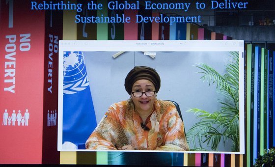 A vice-secretária-geral da ONU, Amina Mohammed, discursa em reunião virtual focada no desenvolvimento sustentável e na economia global.