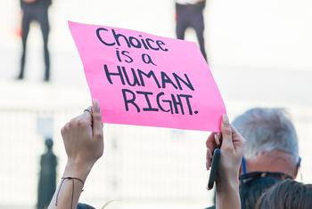 堕胎权利支持者在华盛顿特区美国最高法院外游行。