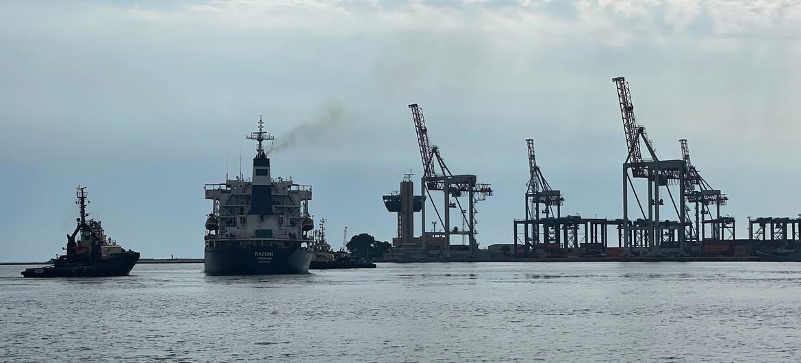 Le navire marchand Razoni quittant le port ukrainien d'Odessa aussitôt après le feu vert donné le 1er août 2022 par le Centre conjoint de coordination, créé sous l'égide de l'Initiative céréalière de la mer Noire.