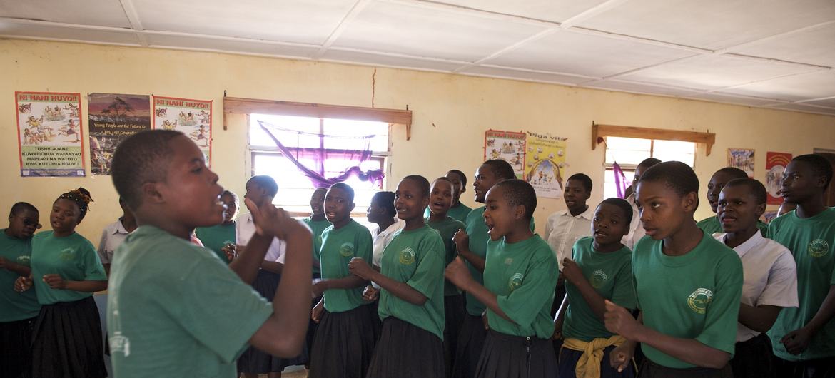 فتيات يغنين في مركز كييوهيدي، وهو منظمة غير حكومية في بلدة إيلولا، منطقة إيرينغا.