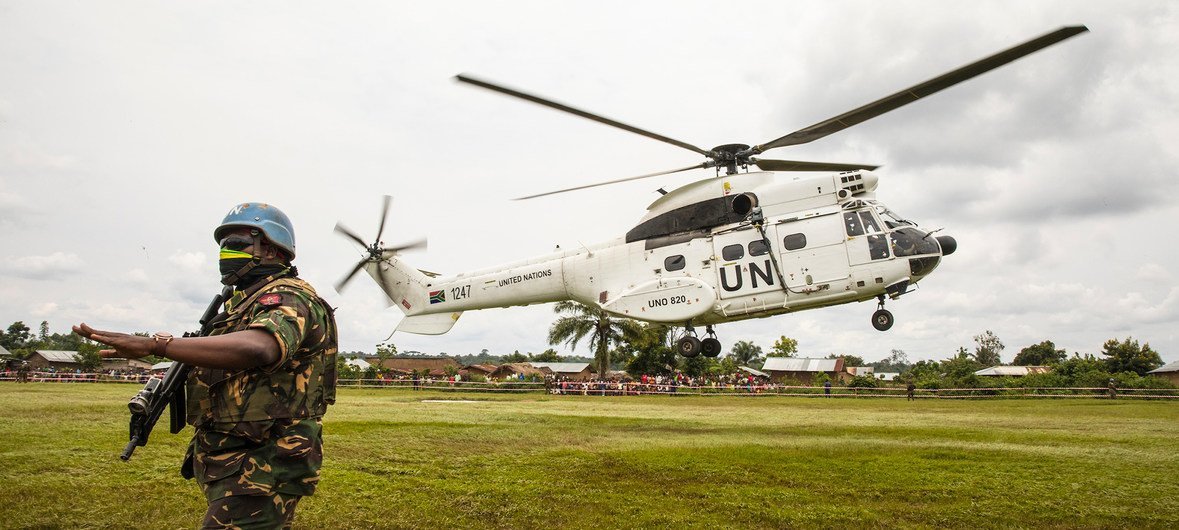 Helicóptero transportando a comitiva do secretário-geral da ONU, António Guterres, chega ao centro de tratamento de ebola em Mangina, no leste da República Democrática do Congo.