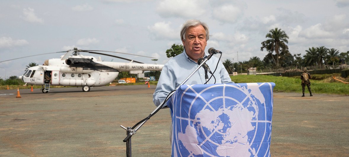 El Secretario General António Guterres habla a la prensa en el aeropuerto de Beni en la República Democrática del Congo.