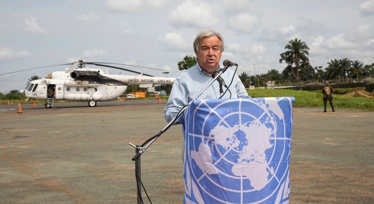 Le Secrétaire général des Nations Unies, António Guterres, s'adresse aux médias à l'aéroport de Beni Mavivi, dans l'est de la République démocratique du Congo, le 1er septembre 2019.
