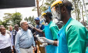 O secretário-geral da ONU, António Guterres, visita o centro de tratamento de ebola em Mangina, no leste da República Democrática do Congo.