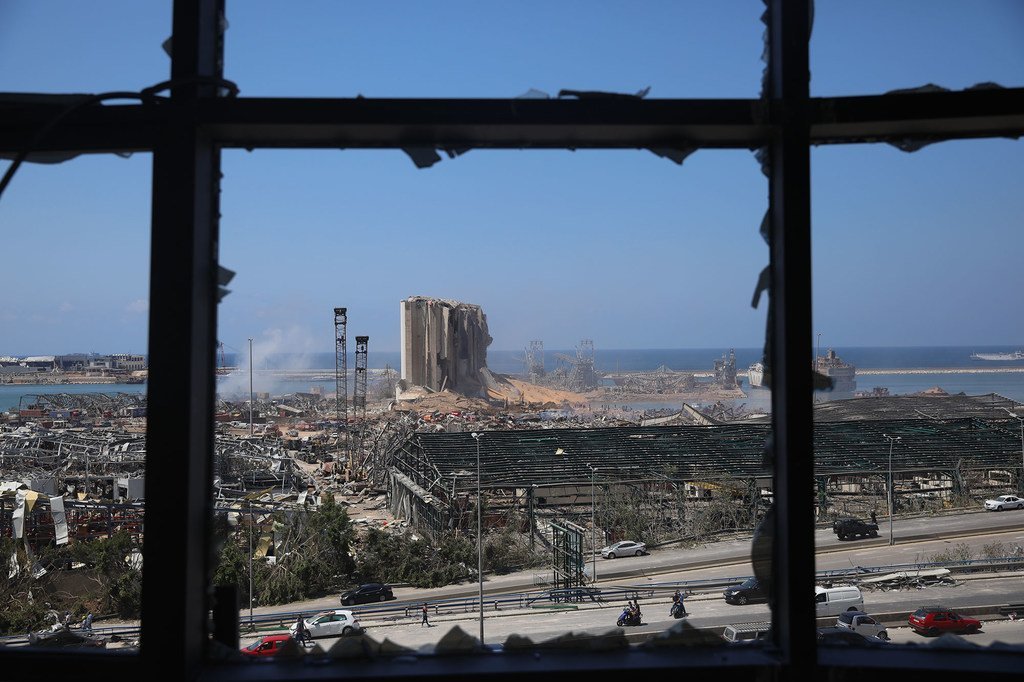 Les restes de gigantesques silos à grans après l'explosion qui a dévasté le port de Beyrouth, au Liban.