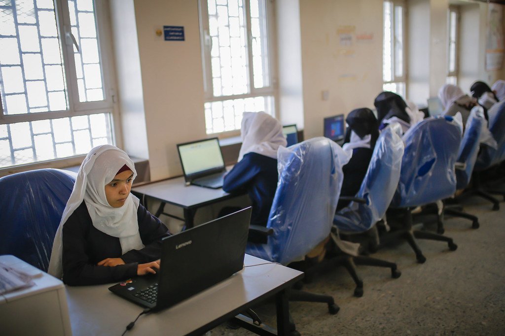 也门萨那省的一所中学的学生们在使用联合国儿童基金会提供的笔记本电脑。