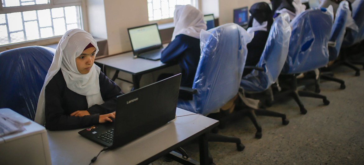 也门萨那省的一所中学的学生们在使用联合国儿童基金会提供的笔记本电脑。