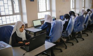 Des élèves utilisent des ordinateurs portables fournis par l'UNICEF dans une école secondaire du gouvernorat de Sanaa, au Yémen.