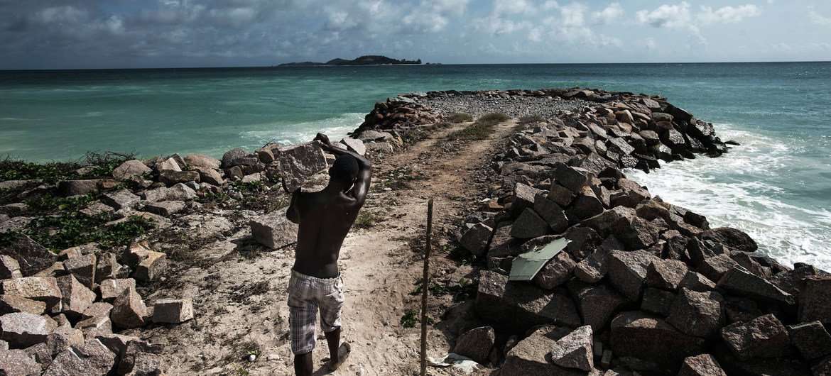 Aux Seychelles, des efforts sont entrepris pour améliorer la protection des côtes contre les inondations causées par les tempêtes et l'élévation du niveau de la mer due au changement climatique.