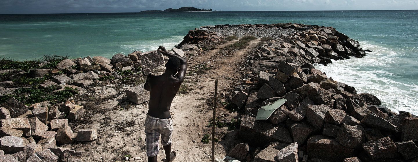 Aux Seychelles, des efforts sont entrepris pour améliorer la protection des côtes contre les inondations causées par les tempêtes et l'élévation du niveau de la mer due au changement climatique.