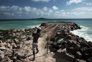 在塞舌尔，正在努力加强沿海保护，防止风暴造成的洪水和气候变化造成的海平面上升。
