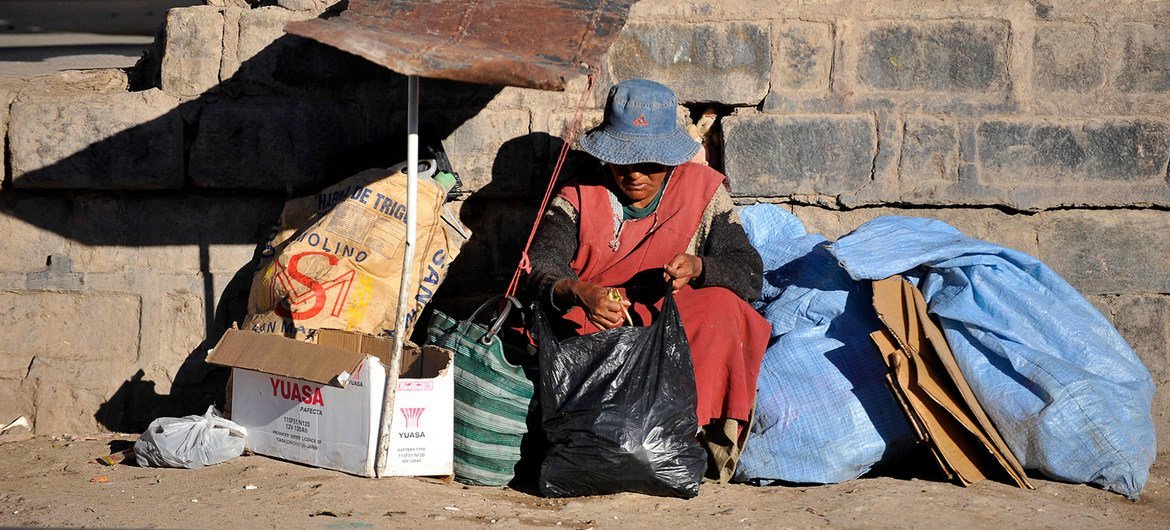 Une femme sans abri est assise près d'une voie ferrée à Potosi, en Bolivie.