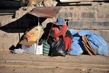 Mulher sem-teto sentada em Potosí, na Bolívia. Em 40 anos, o ambiente construído das cidades cresceu 99% quase simultaneamente à população urbana
