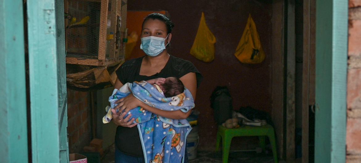 Una mujer indígena con su hijo en Nariño (Colombia). En América Latina, los pueblos indígenas se encuentran entre la población más pobre.