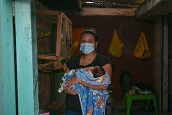 哥伦比亚纳里尼奥的一名土著妇女和她的孩子。在拉丁美洲，土著人是最贫穷的群体。