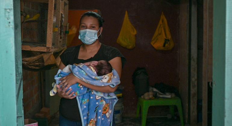 Una mujer indígena con su hijo en Nariño (Colombia). En América Latina, los pueblos indígenas se encuentran entre la población más pobre.