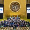 Foto de grupo dos participantes da Cúpula dos Chefes de Polícia das Nações Unidas (UNCOPS) em um salão de assembleia formal.