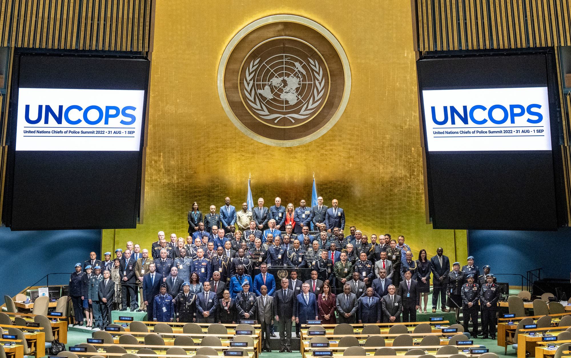صورة جماعية للمشاركين في قمة الأمم المتحدة الثالثة لرؤساء الشرطة (UNCOPS).
