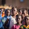 Les enfants attendent d’entrer dans leur classe dans une école au Burkina Faso.