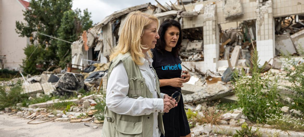 La directora ejecutiva de UNICEF, Catherine Russell (izquierda), visita una escuela gravemente dañada en Zhytomyr, Ucrania.