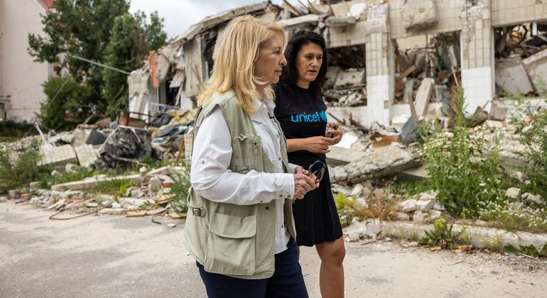 المديرة التنفيذية لليونيسف كاثرين راسل (إلى اليسار) تزور إحدى المدارس التي تضررت بشدة في جيتومير، أوكرانيا.