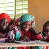 在塞内加尔的一所学校，女孩们在一起学习。