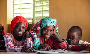 सेनेगल के एक स्कूल में लड़कियाँ पढ़ रही हैं.
