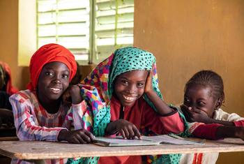  Meninas em uma escola no Senegal. Novos dados confirmam que a diferença na taxa de meninas e meninos fora da escola diminuiu em todo o mundo