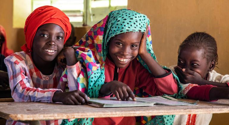  Meninas em uma escola no Senegal. Novos dados confirmam que a diferença na taxa de meninas e meninos fora da escola diminuiu em todo o mundo