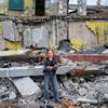 Двенадцатилетняя девочка во дворе своей разрушенной школы в Харькове, Украина. Она была разрушена во время авиаудара. Девочка будет учиться онлайн.