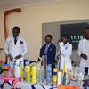Wanafunzi wanne wakiwa wamevaa makoti ya maabara katika jaribio la sayansi darasani nchini Tanzania.