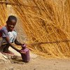 Dans l'État du Nil bleu, au Soudan, un garçon se lave les mains dans un village où l'UNICEF encourage de bonnes pratiques d'hygiène.