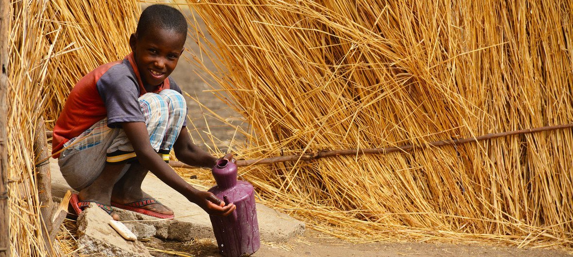 صبي يغسل يديه في قرية في ولاية النيل الأزرق، السودان، حيث تعمل اليونيسف على تشجيع ممارسات النظافة الشخصية الجيدة.